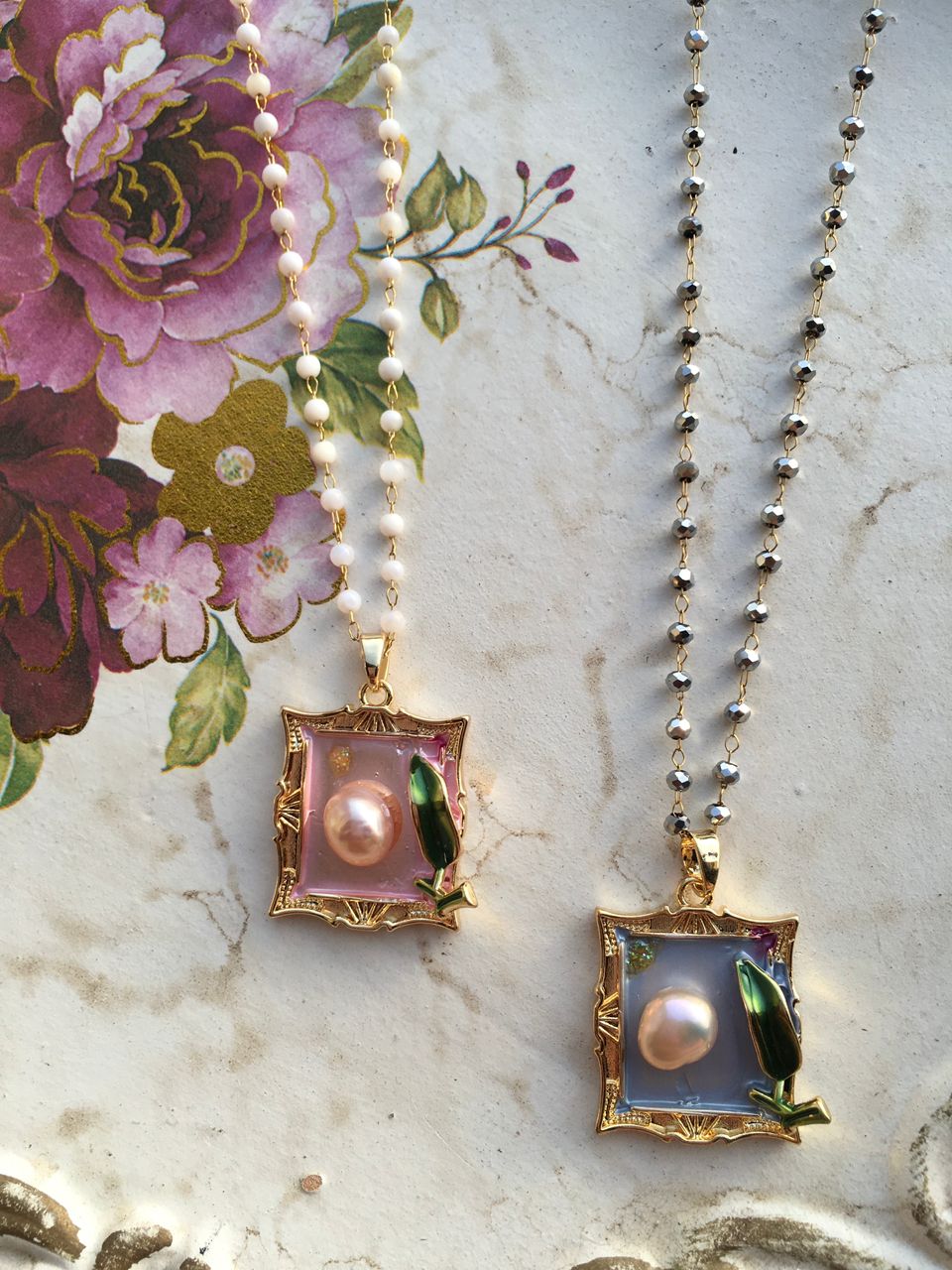 Collier "Tableau de Perle"™ – Pendentif Cadre Doré & Tulipe Émaillée
