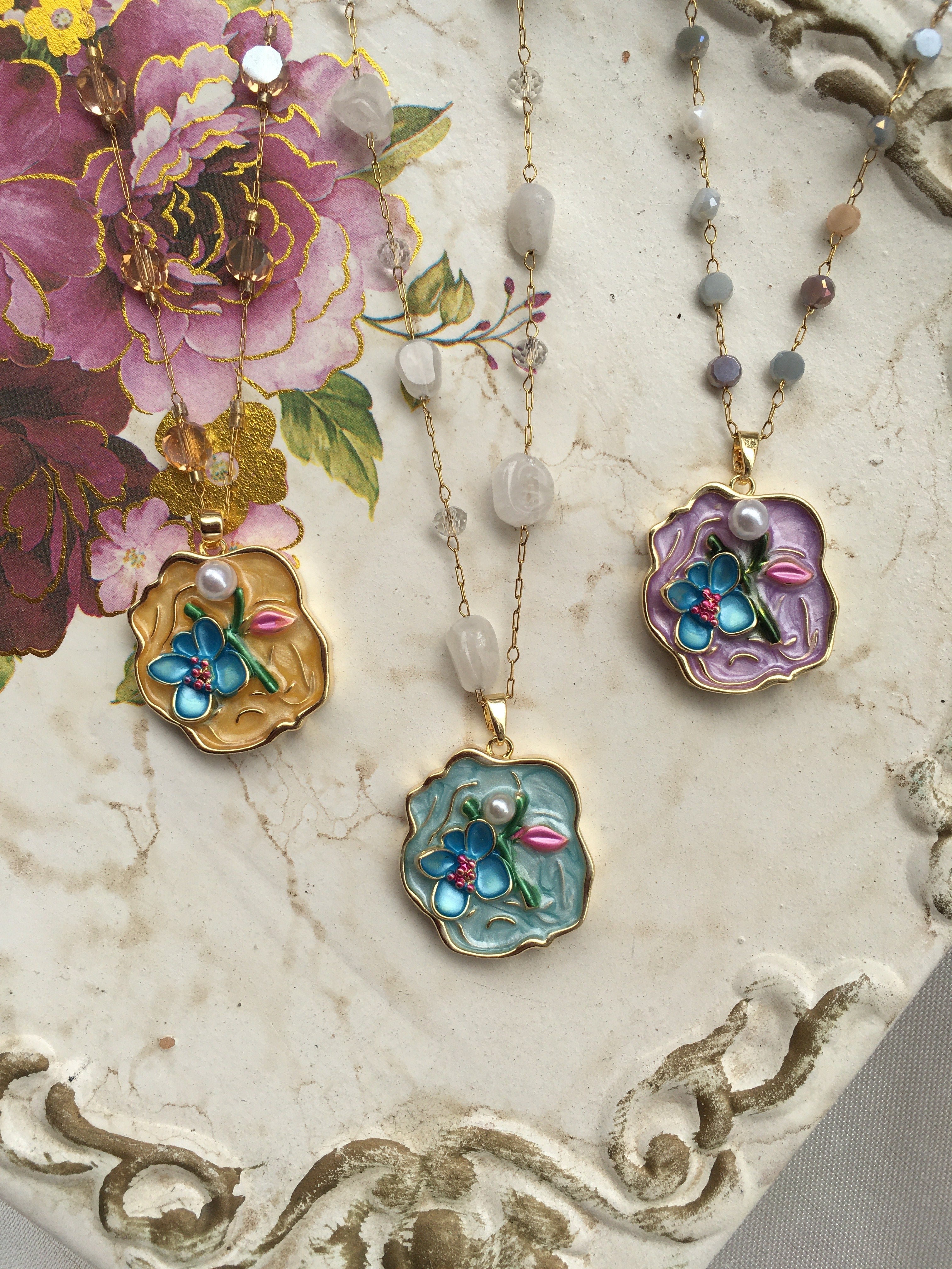 Fleur d’Émail™ – Collier Peint à la Main & Perle Nacrée