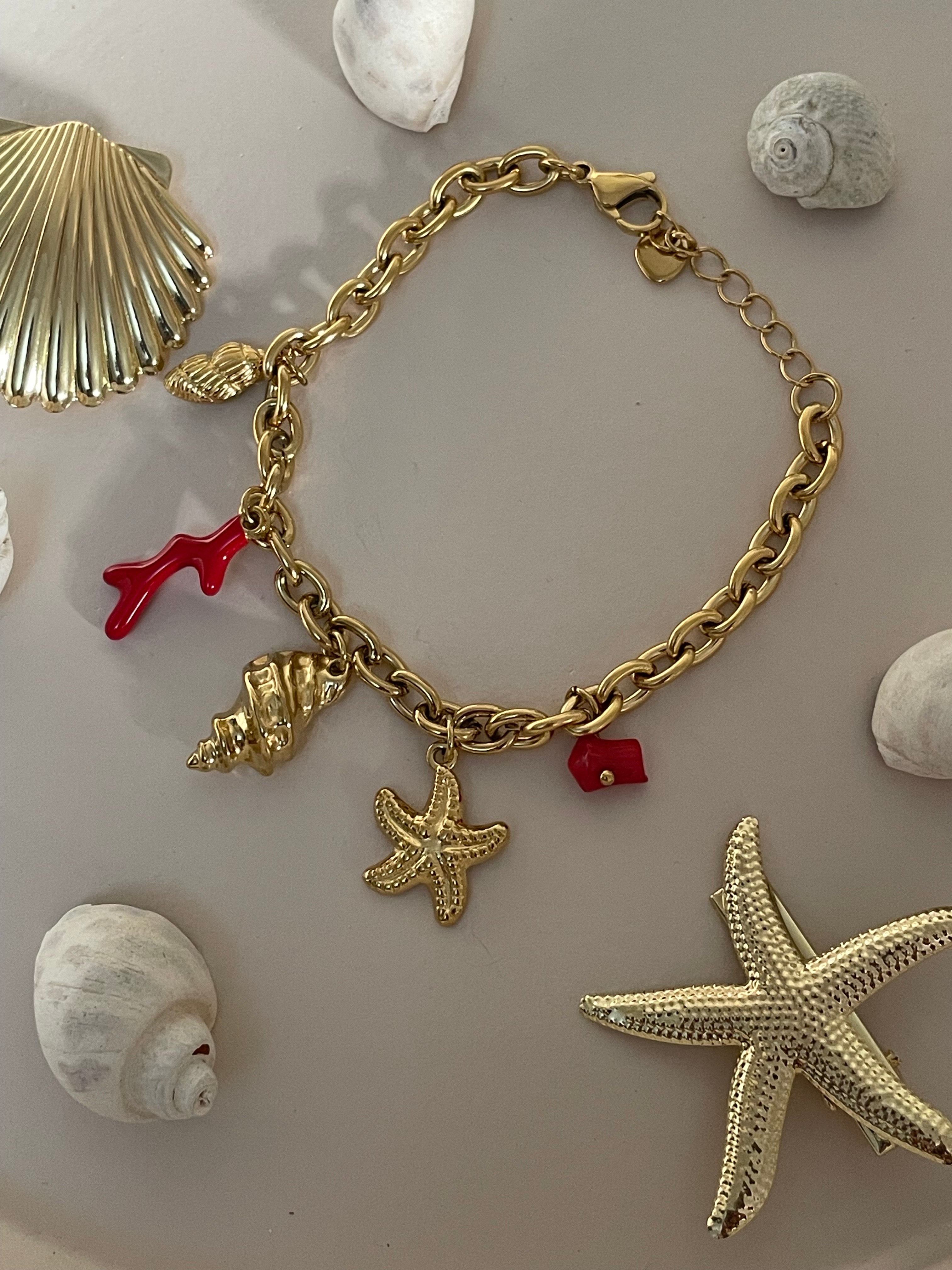Gourmette “Trésors de la Mer” – Charms Dorés & Accents Corail