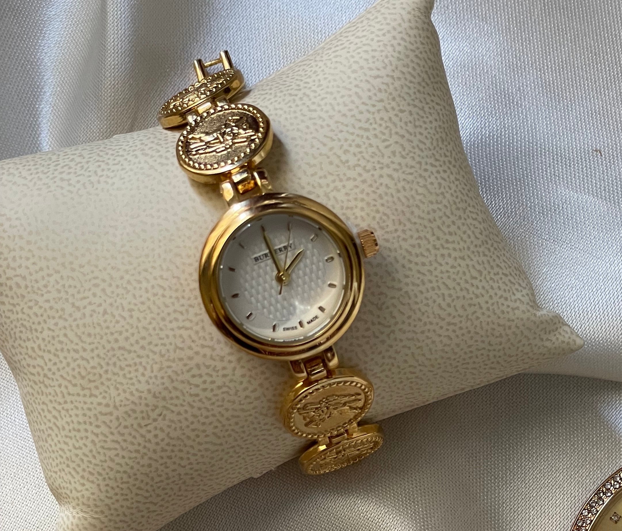 Impériale Roma – Montre Médaillon Dorée signée Burberry