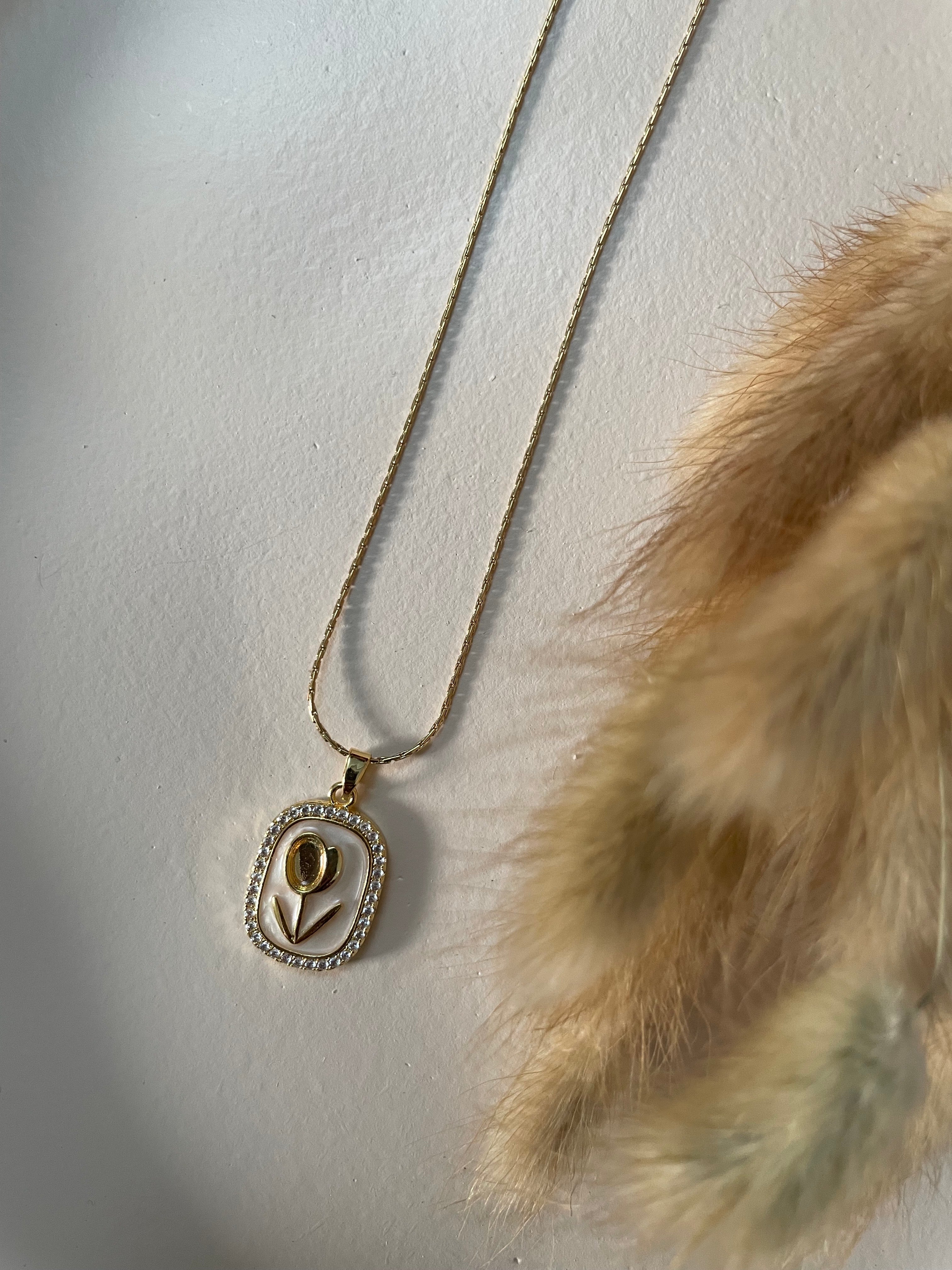 Collier Pendentif Fleur Dorée – Acier Inoxydable & Zircon