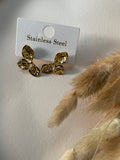 Floréa – Boucles d’oreilles florales texturées en acier inoxydable doré