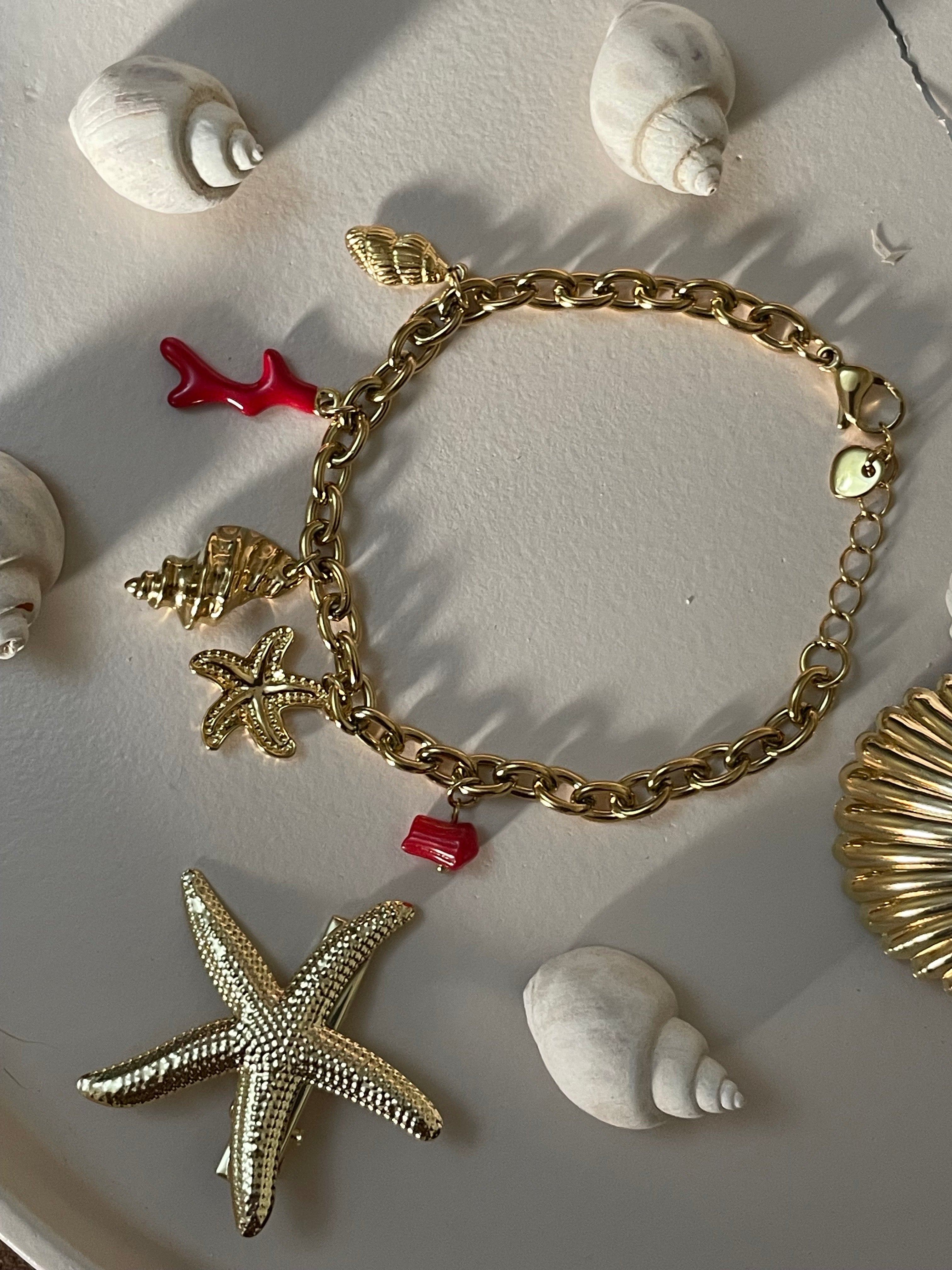 Gourmette “Trésors de la Mer” – Charms Dorés & Accents Corail