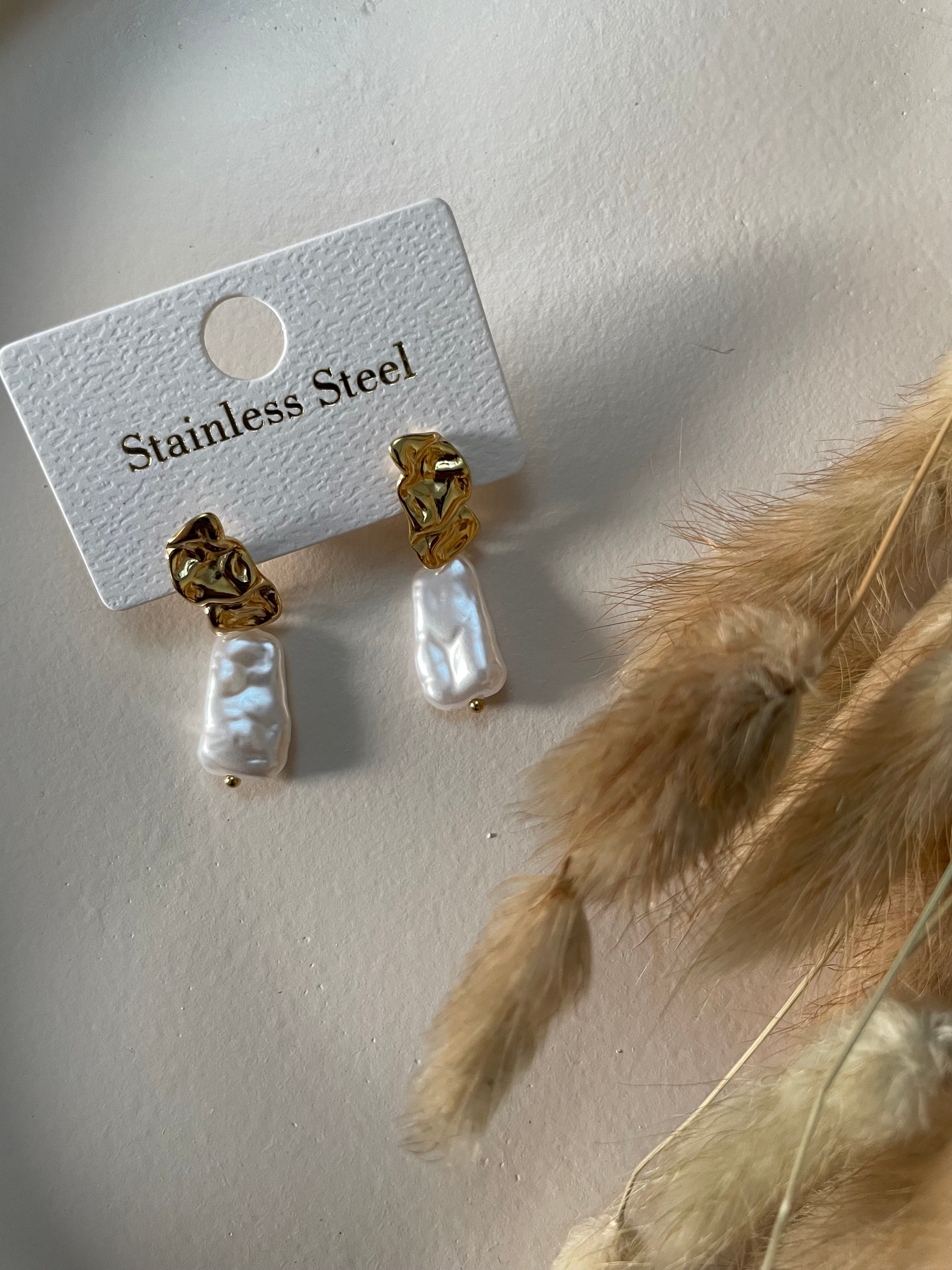 Perla d’or – Boucles d’oreilles perle blanche & doré texturé en acier inoxydable