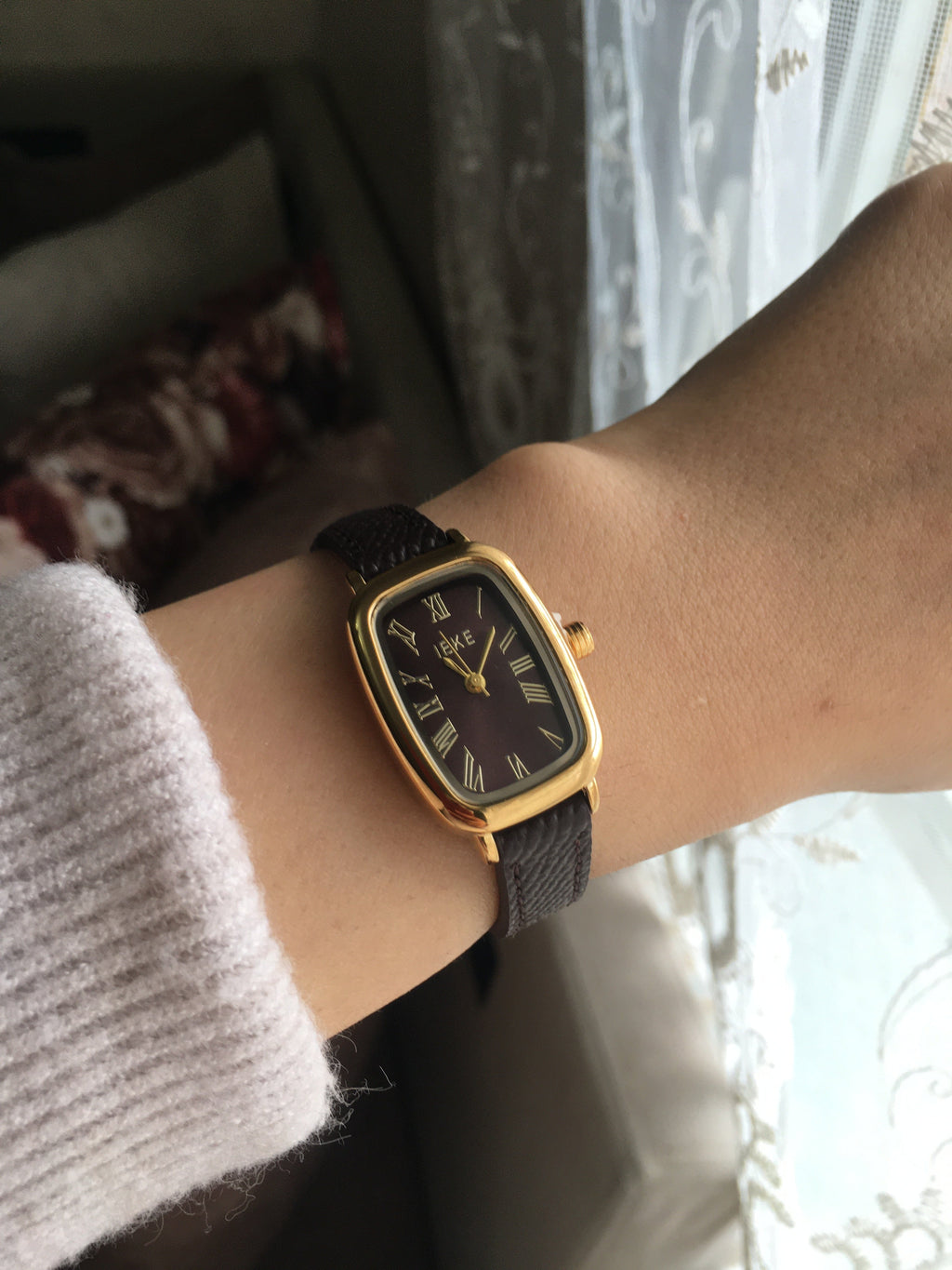 Montre IEKE Aurélia marron chocolat - détail du cadran et du bracelet