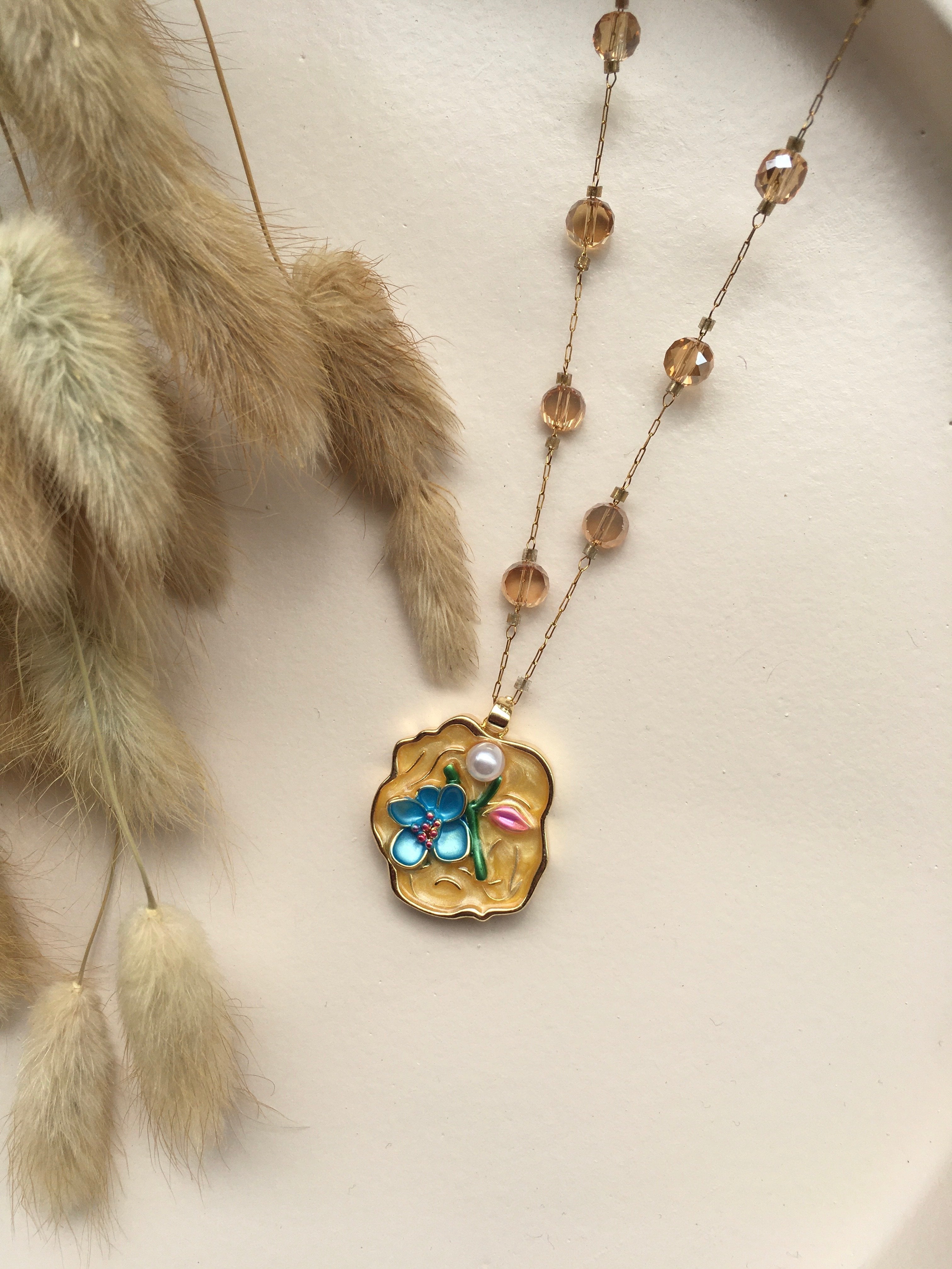 Fleur d’Émail™ Miel Doré – Collier Peint à la Main & Perle Nacrée