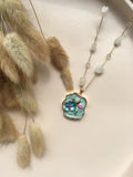 Fleur d’Émail™ Bleu Ciel – Collier Peint à la Main & Perle Nacrée