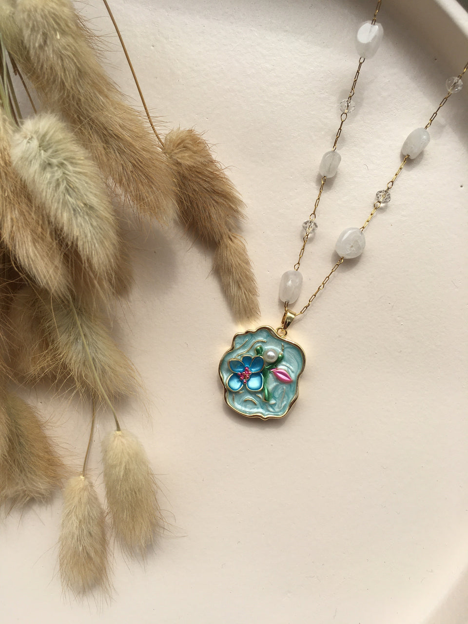 Fleur d’Émail™ Bleu Ciel – Collier Peint à la Main & Perle Nacrée