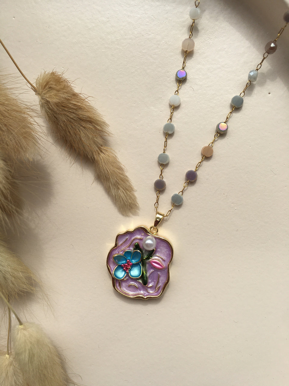 Fleur d’Émail™ Lavande – Collier Peint à la Main & Perle Nacrée