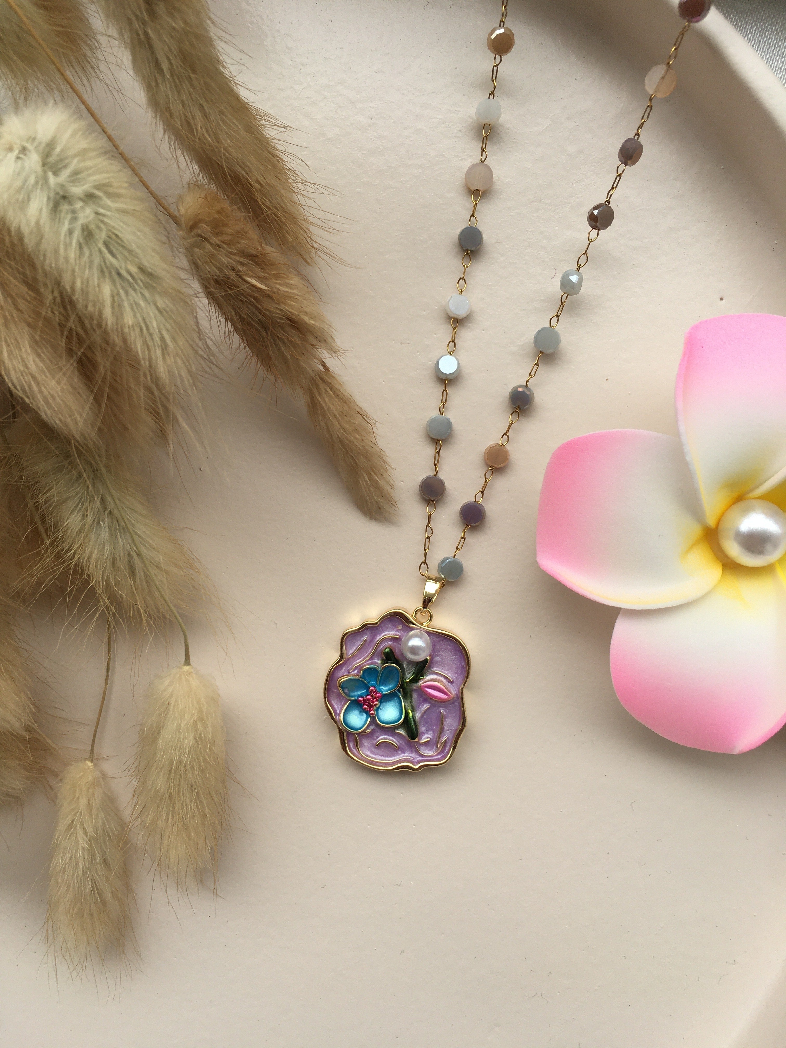 Fleur d’Émail™ Lavande – Collier Peint à la Main & Perle Nacrée