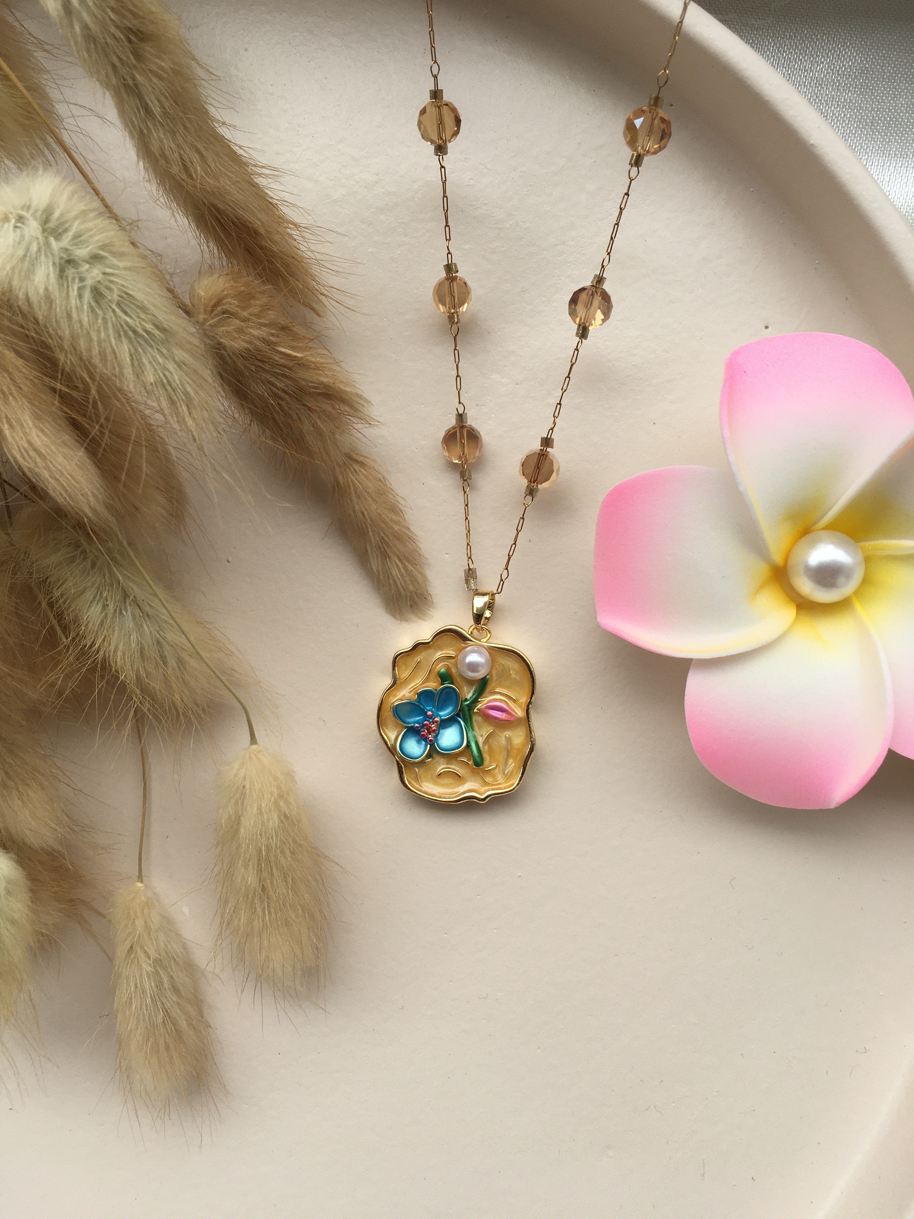 Fleur d’Émail™ Miel Doré – Collier Peint à la Main & Perle Nacrée