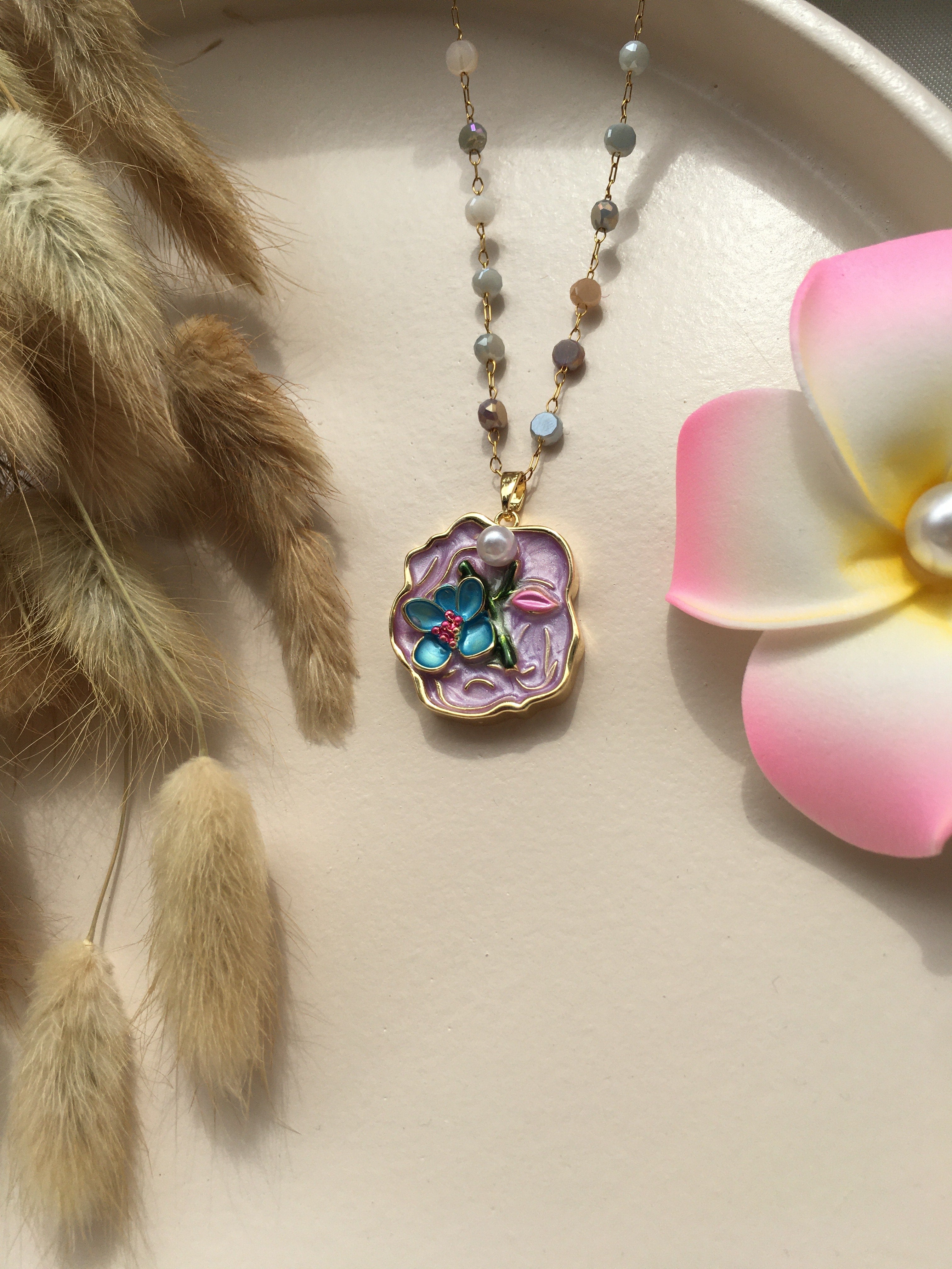 Fleur d’Émail™ Lavande – Collier Peint à la Main & Perle Nacrée