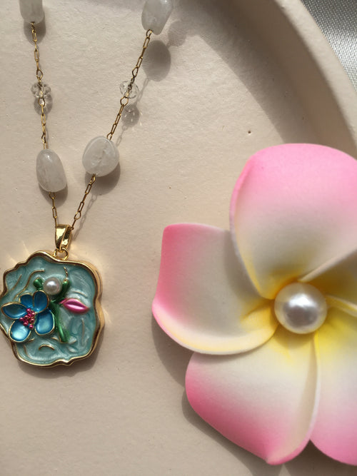 Fleur d’Émail™ Bleu Ciel – Collier Peint à la Main & Perle Nacrée