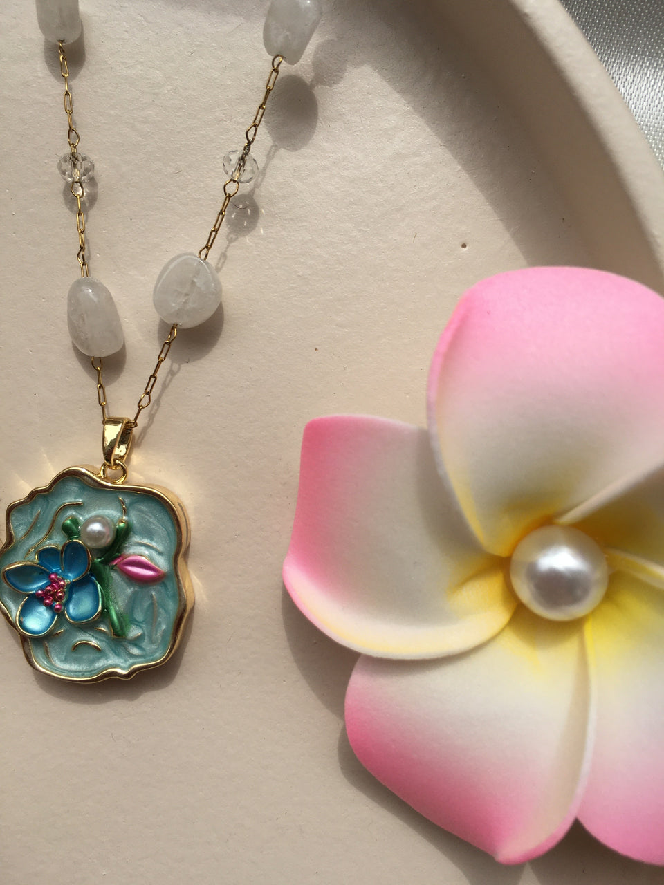 Fleur d’Émail™ Bleu Ciel – Collier Peint à la Main & Perle Nacrée