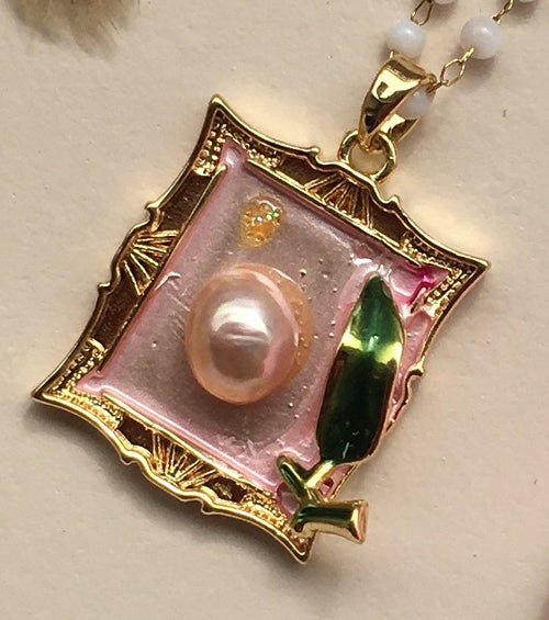 Collier "Tableau de Perle"™ Rose – Pendentif Cadre Doré & Tulipe Émaillée