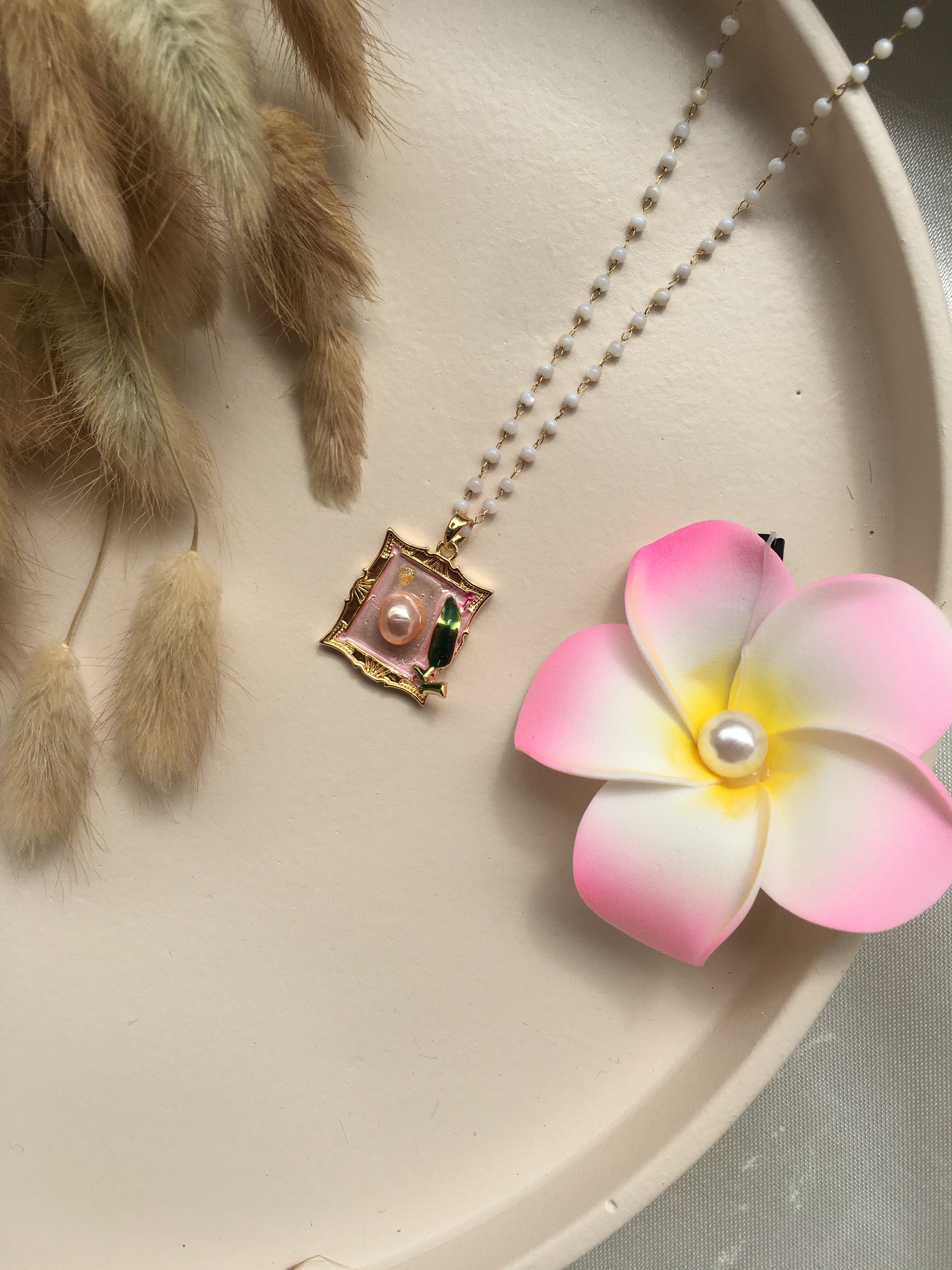Collier "Tableau de Perle"™ Rose – Pendentif Cadre Doré & Tulipe Émaillée