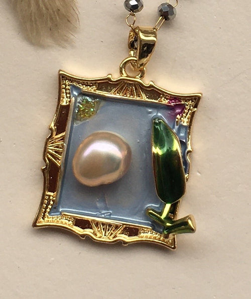 Collier "Tableau de Perle"™ Bleu – Pendentif Cadre Doré & Tulipe Émaillée