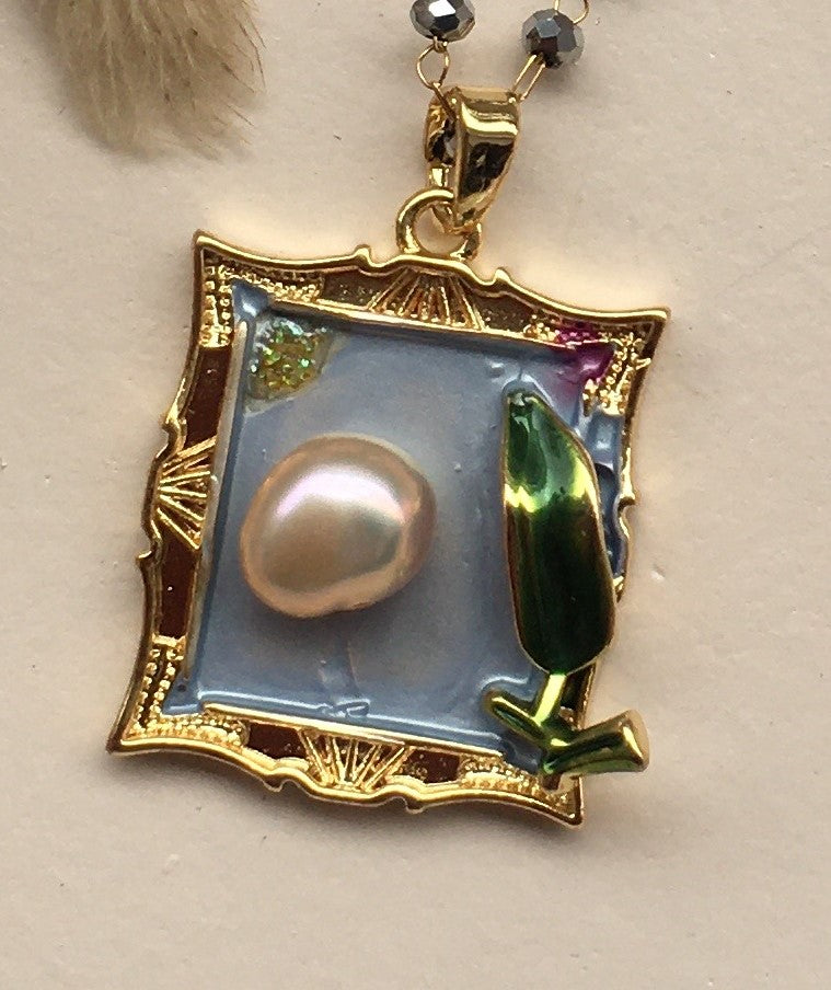 Collier "Tableau de Perle"™ Bleu – Pendentif Cadre Doré & Tulipe Émaillée