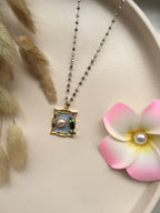 Collier "Tableau de Perle"™ Bleu – Pendentif Cadre Doré & Tulipe Émaillée