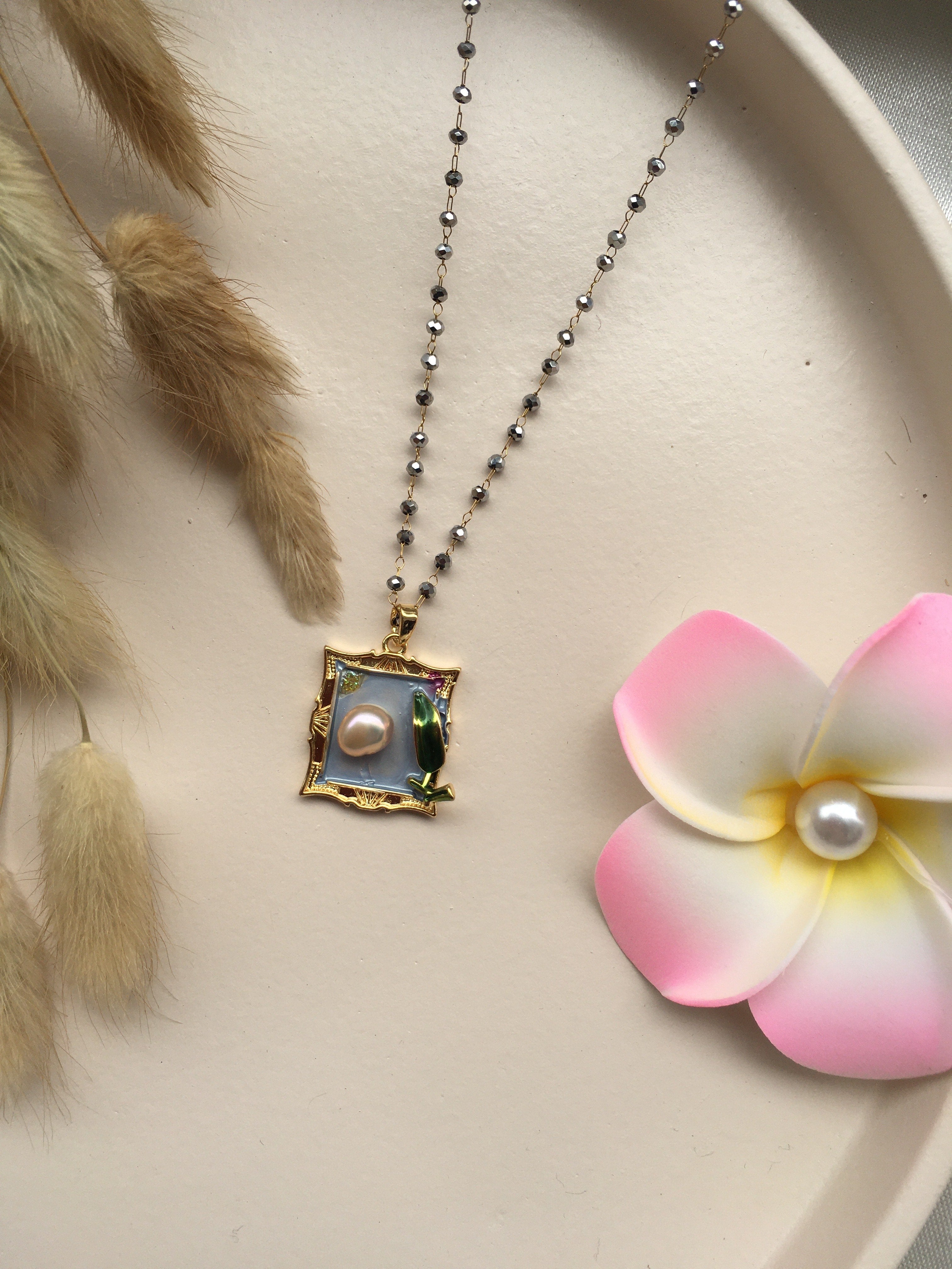 Collier "Tableau de Perle"™ Bleu – Pendentif Cadre Doré & Tulipe Émaillée