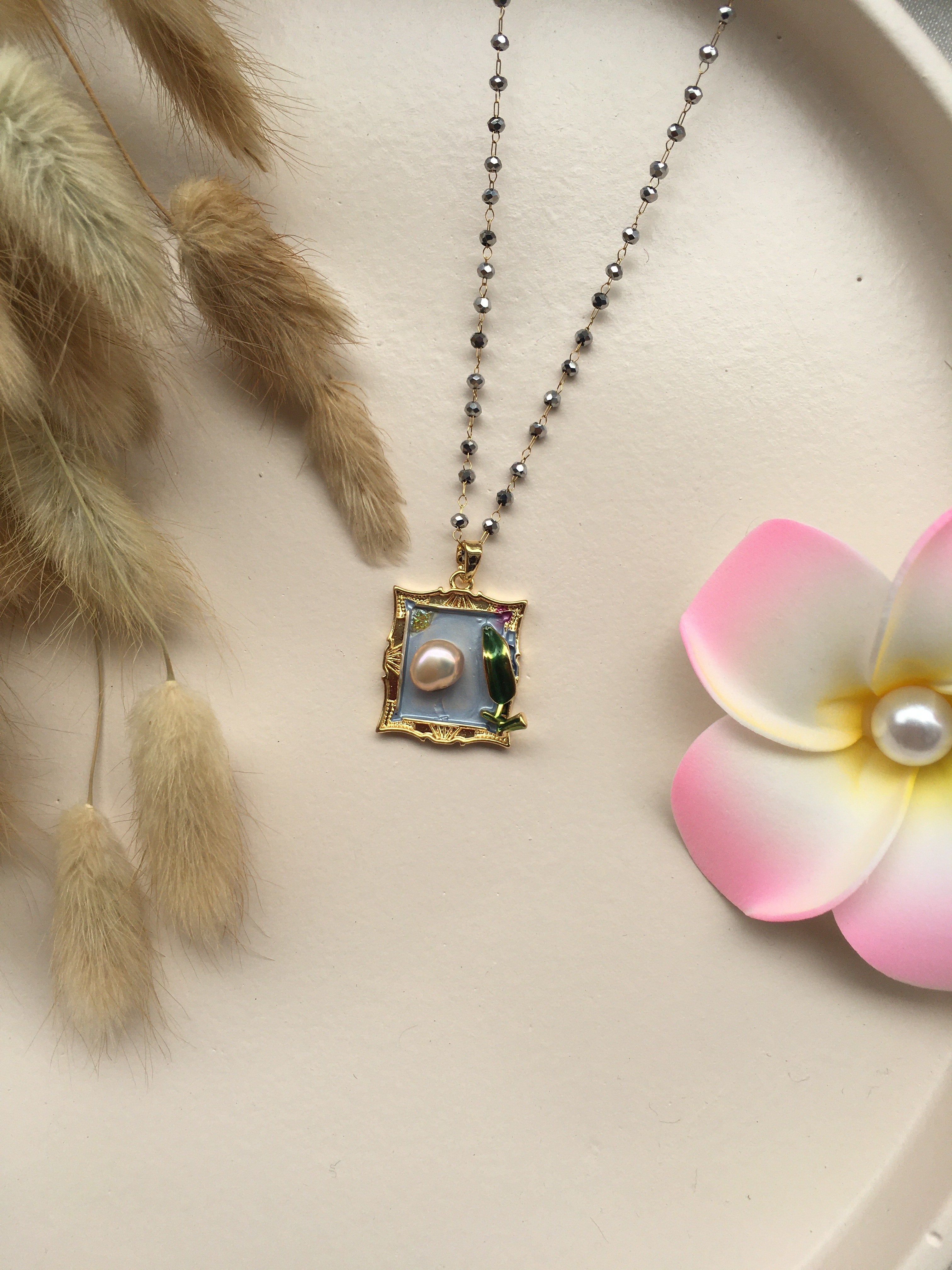 Collier "Tableau de Perle"™ Bleu – Pendentif Cadre Doré & Tulipe Émaillée