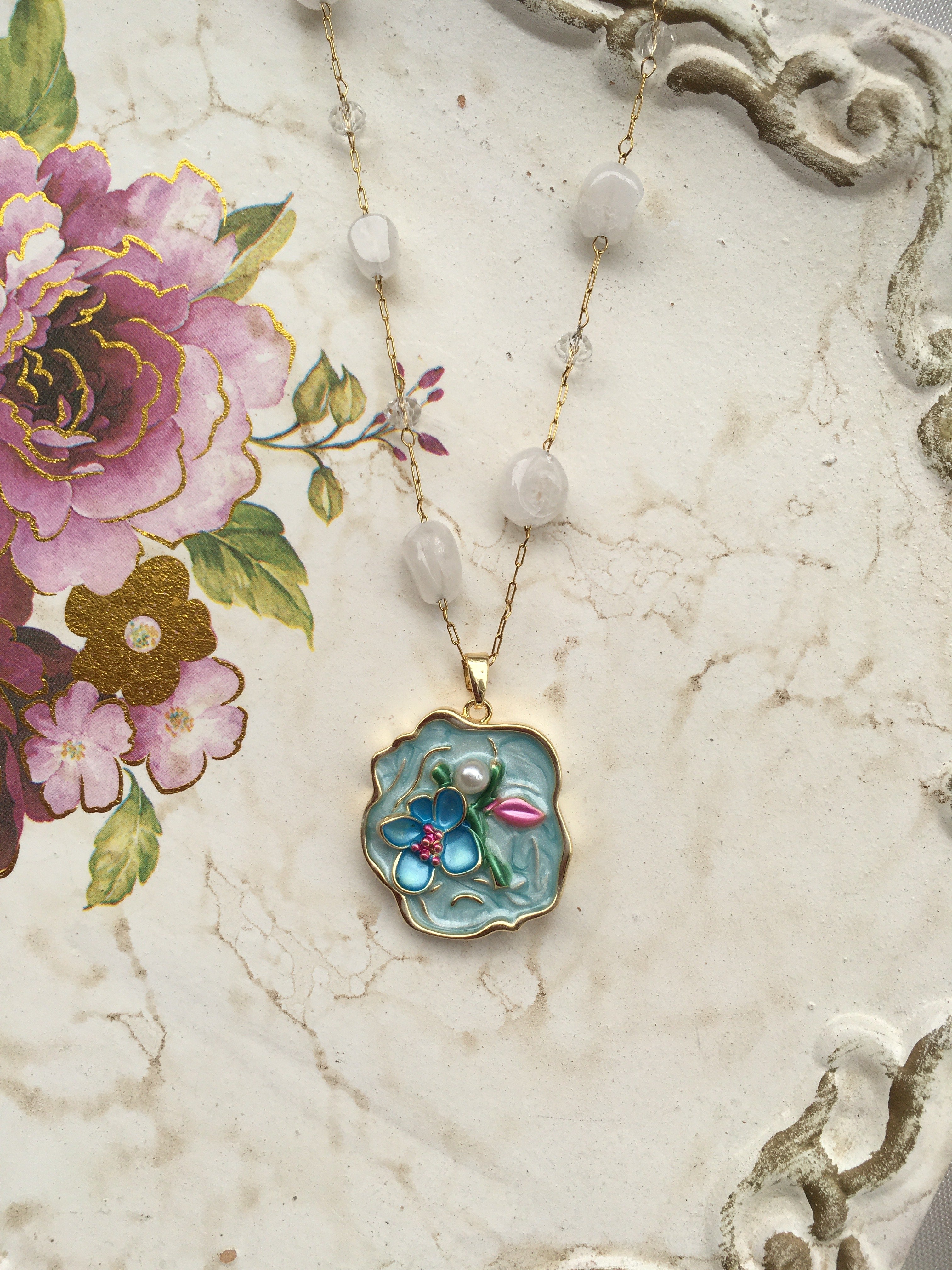 Fleur d’Émail™ Bleu Ciel – Collier Peint à la Main & Perle Nacrée