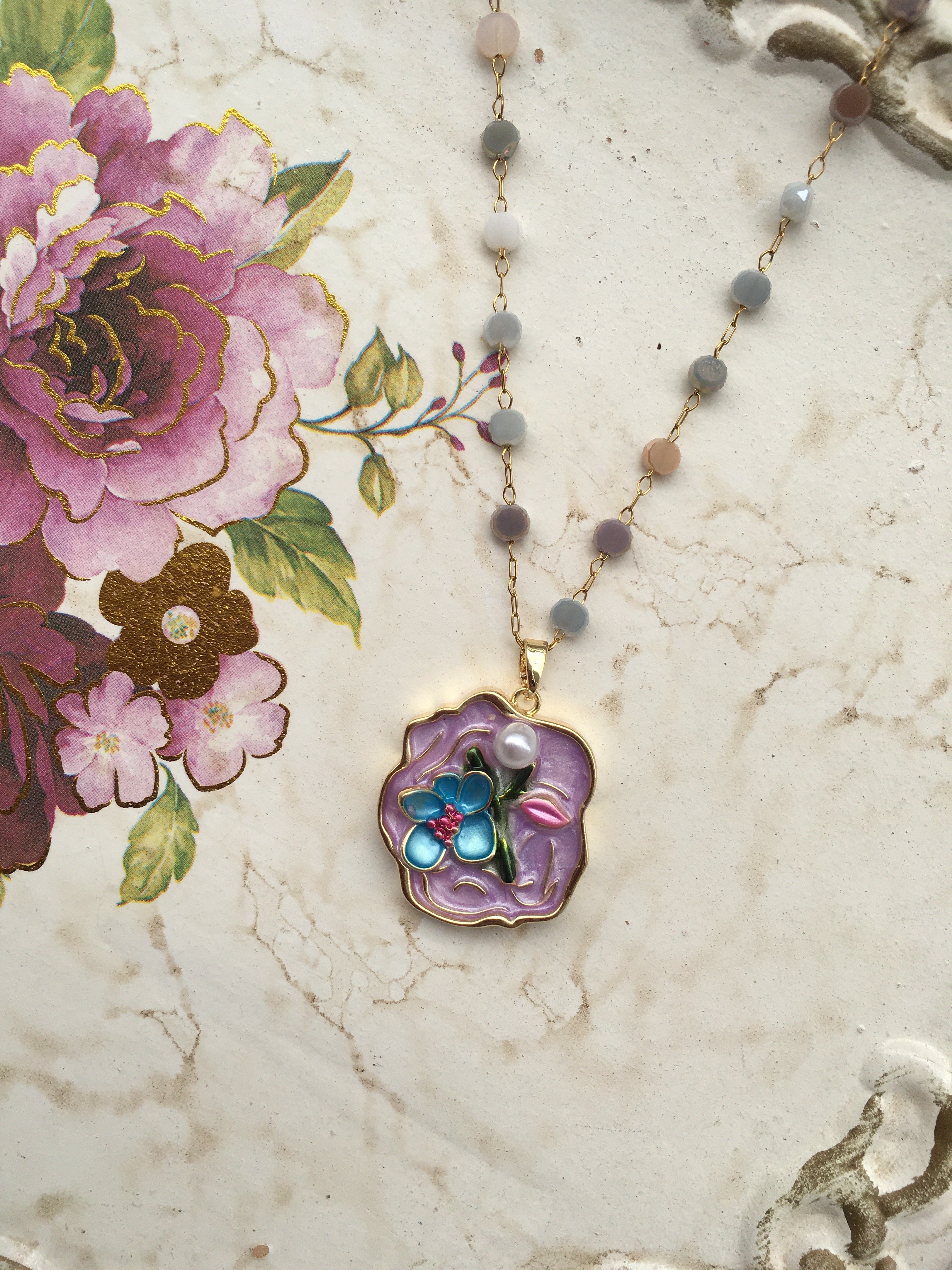 Fleur d’Émail™ Lavande – Collier Peint à la Main & Perle Nacrée