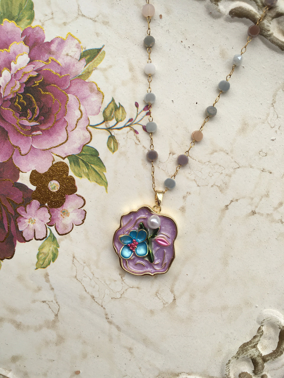 Fleur d’Émail™ Lavande – Collier Peint à la Main & Perle Nacrée