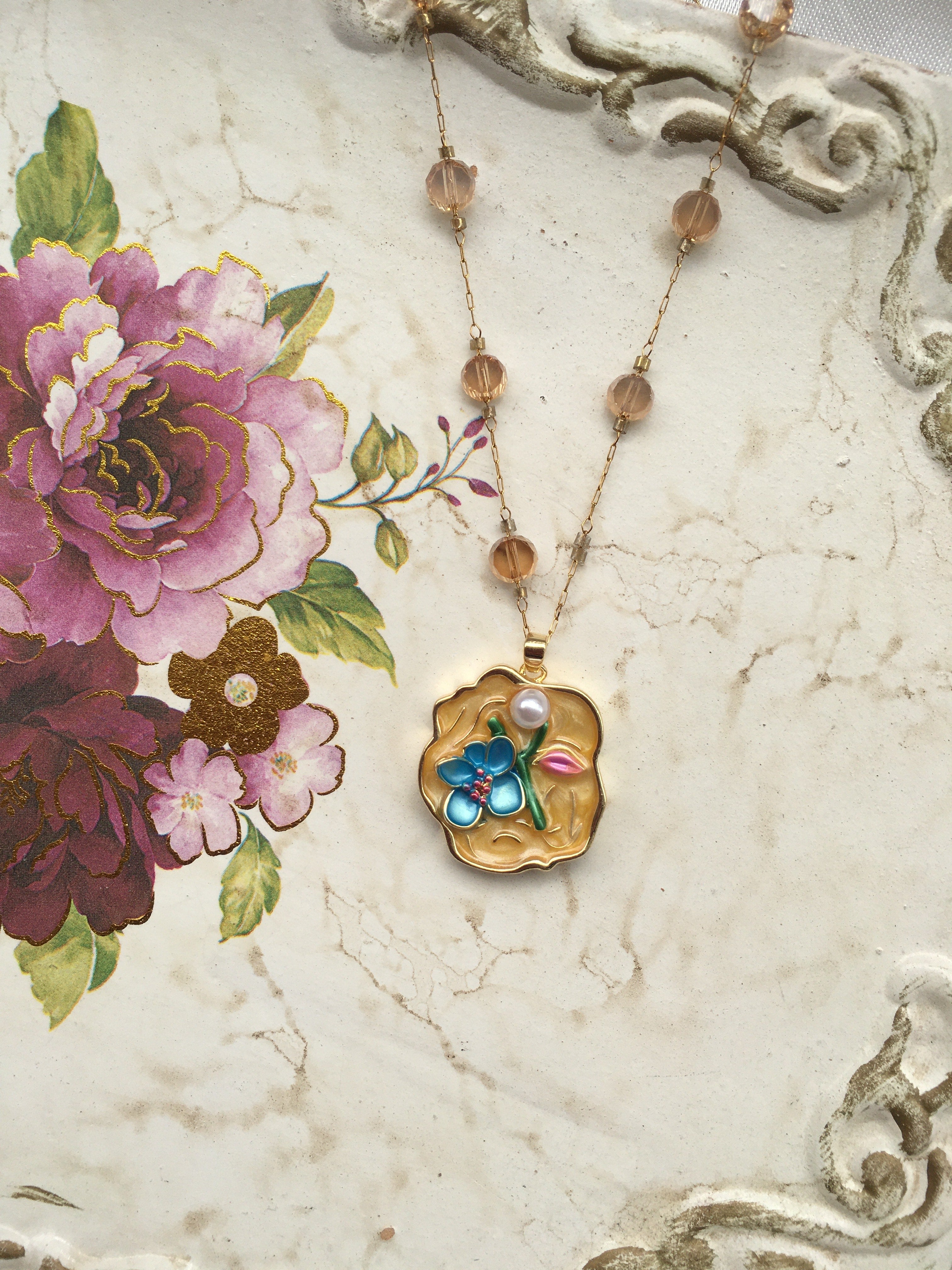 Fleur d’Émail™ Miel Doré – Collier Peint à la Main & Perle Nacrée