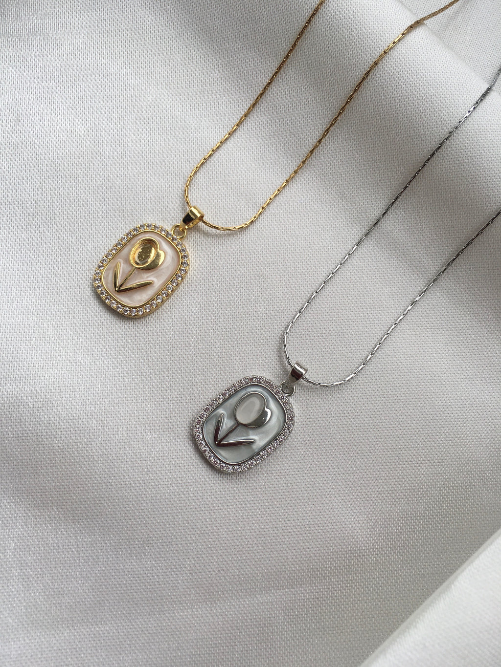 Collier Pendentif Fleur Argentée – Acier Inoxydable & Zircon