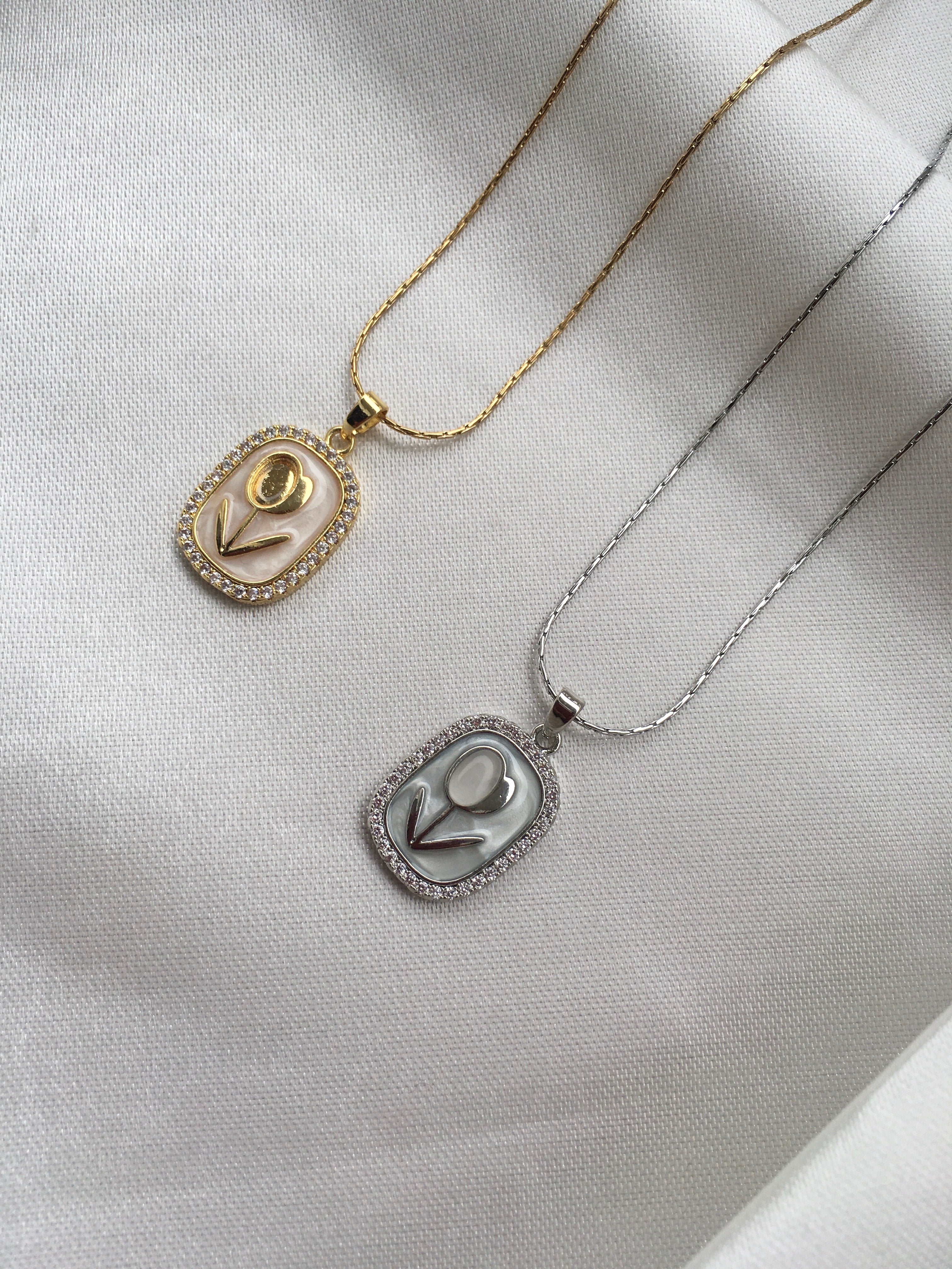 Collier Pendentif Fleur Argentée – Acier Inoxydable & Zircon