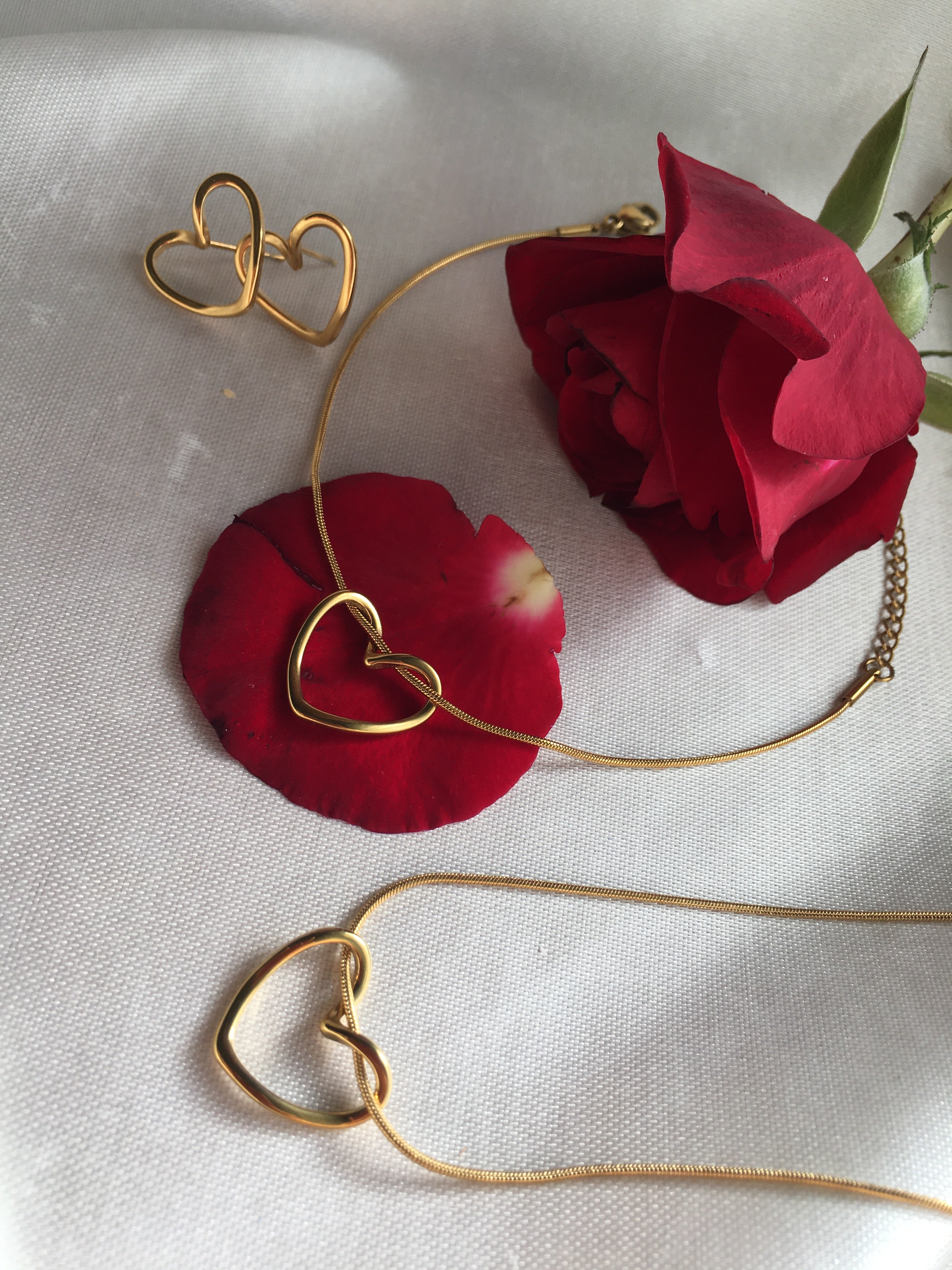 Éclat du Cœur – Parure dorée 3-en-1 (Bracelet, Collier & Boucles d’oreilles)