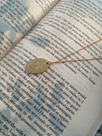 Collier Médaille Dorée "Remember" – Gravure Fleur Poppy