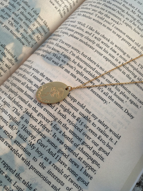 Collier Médaille Dorée "Remember" – Gravure Fleur Poppy
