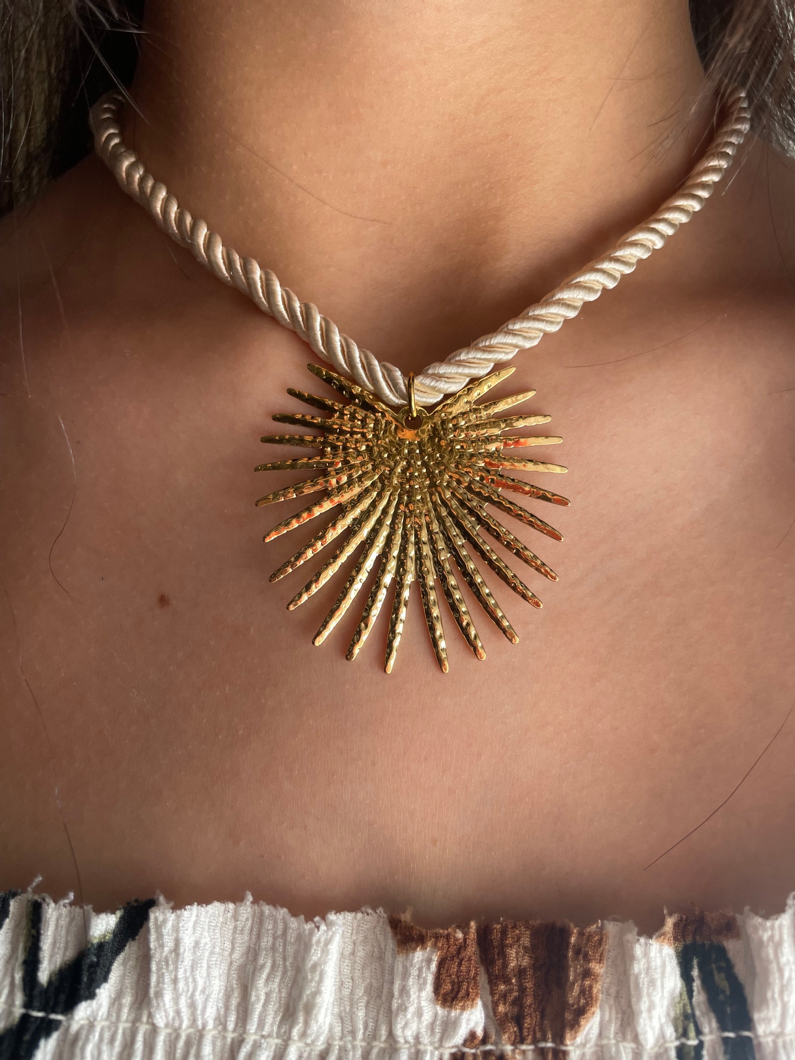 Choker Soleil Doré – Collier Ras-du-Cou avec Pendentif Rayons & Corde Ivoire