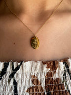 Collier Médaille Dorée "Remember" – Gravure Fleur Poppy