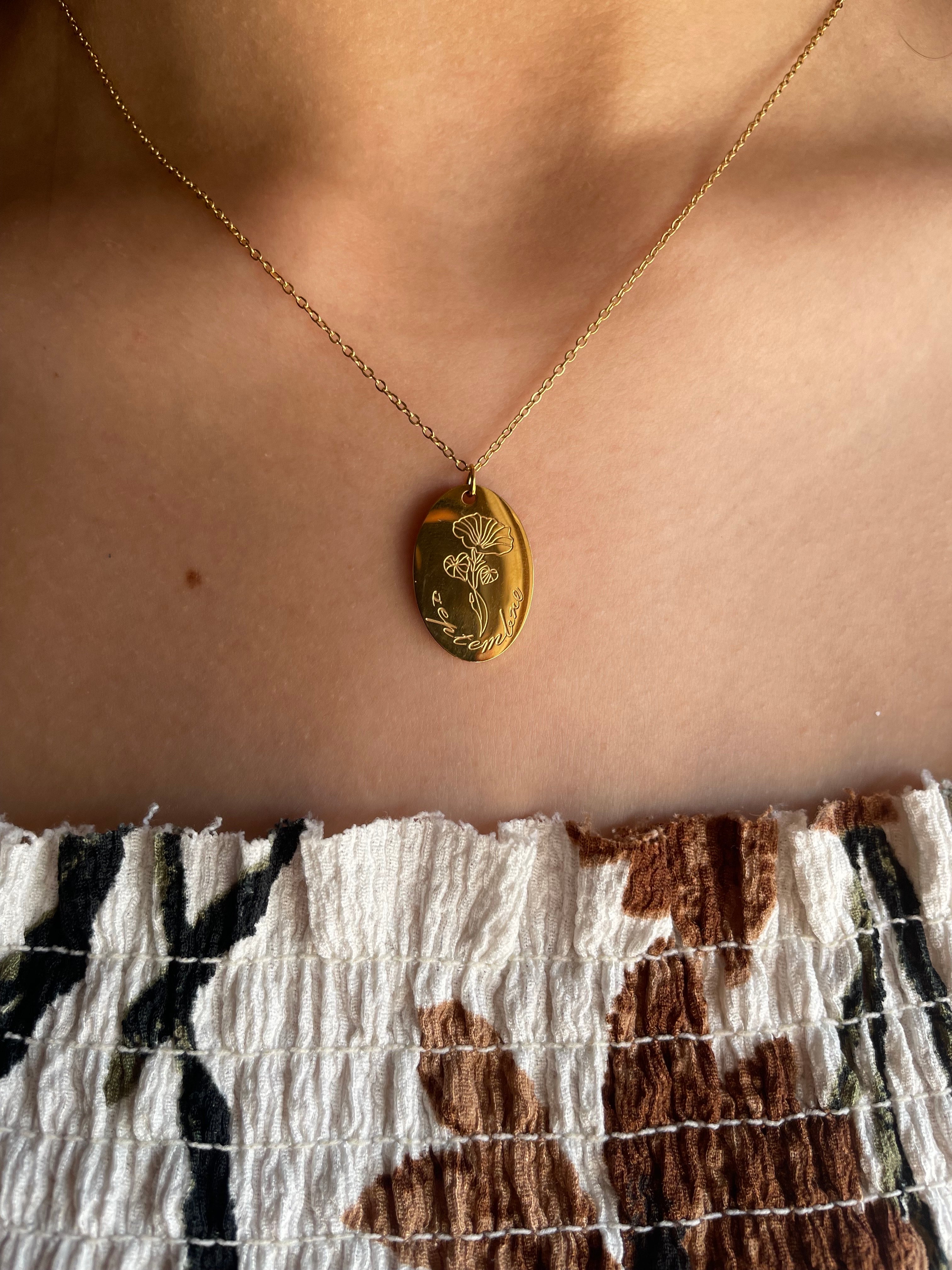 Collier Médaille Dorée "Remember" – Gravure Fleur Poppy