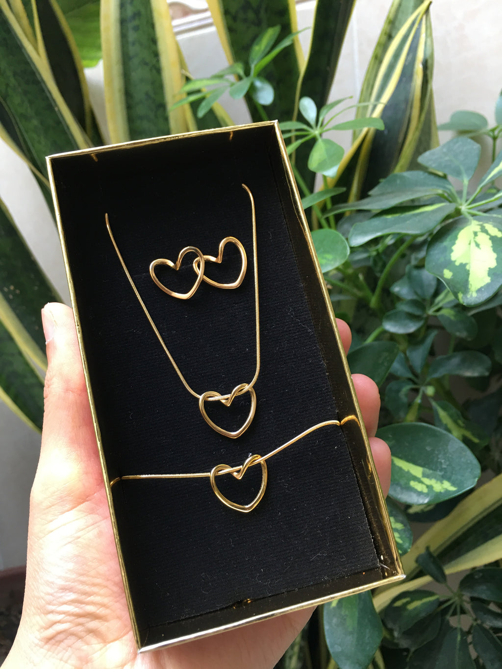 Éclat du Cœur – Parure dorée 3-en-1 (Bracelet, Collier & Boucles d’oreilles)