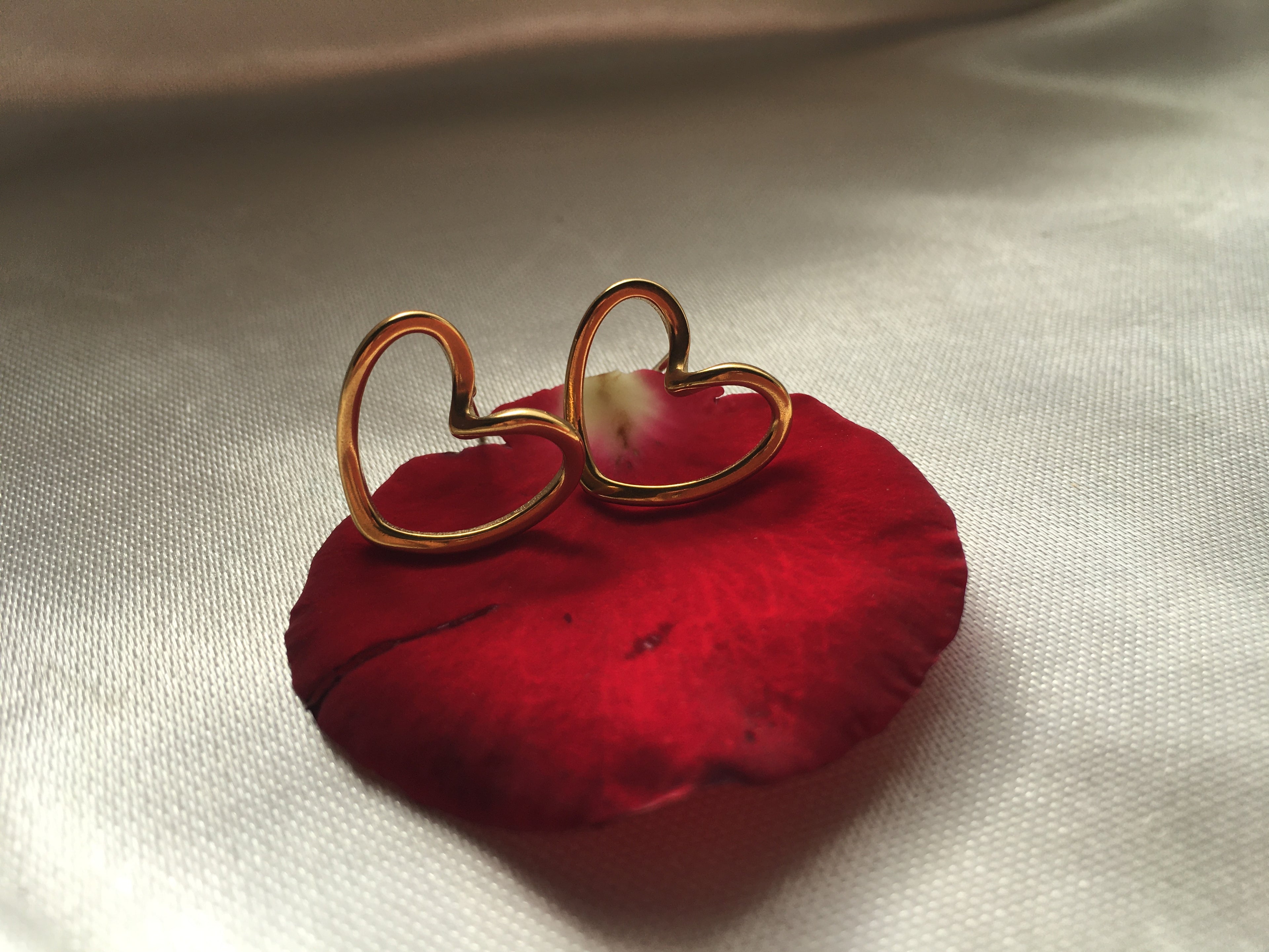 Éclat du Cœur – Parure dorée 3-en-1 (Bracelet, Collier & Boucles d’oreilles)