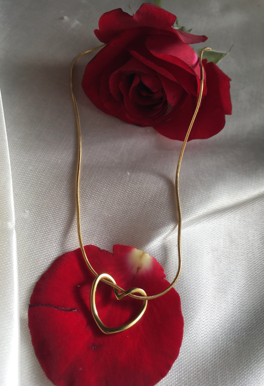 Éclat du Cœur – Parure dorée 3-en-1 (Bracelet, Collier & Boucles d’oreilles)