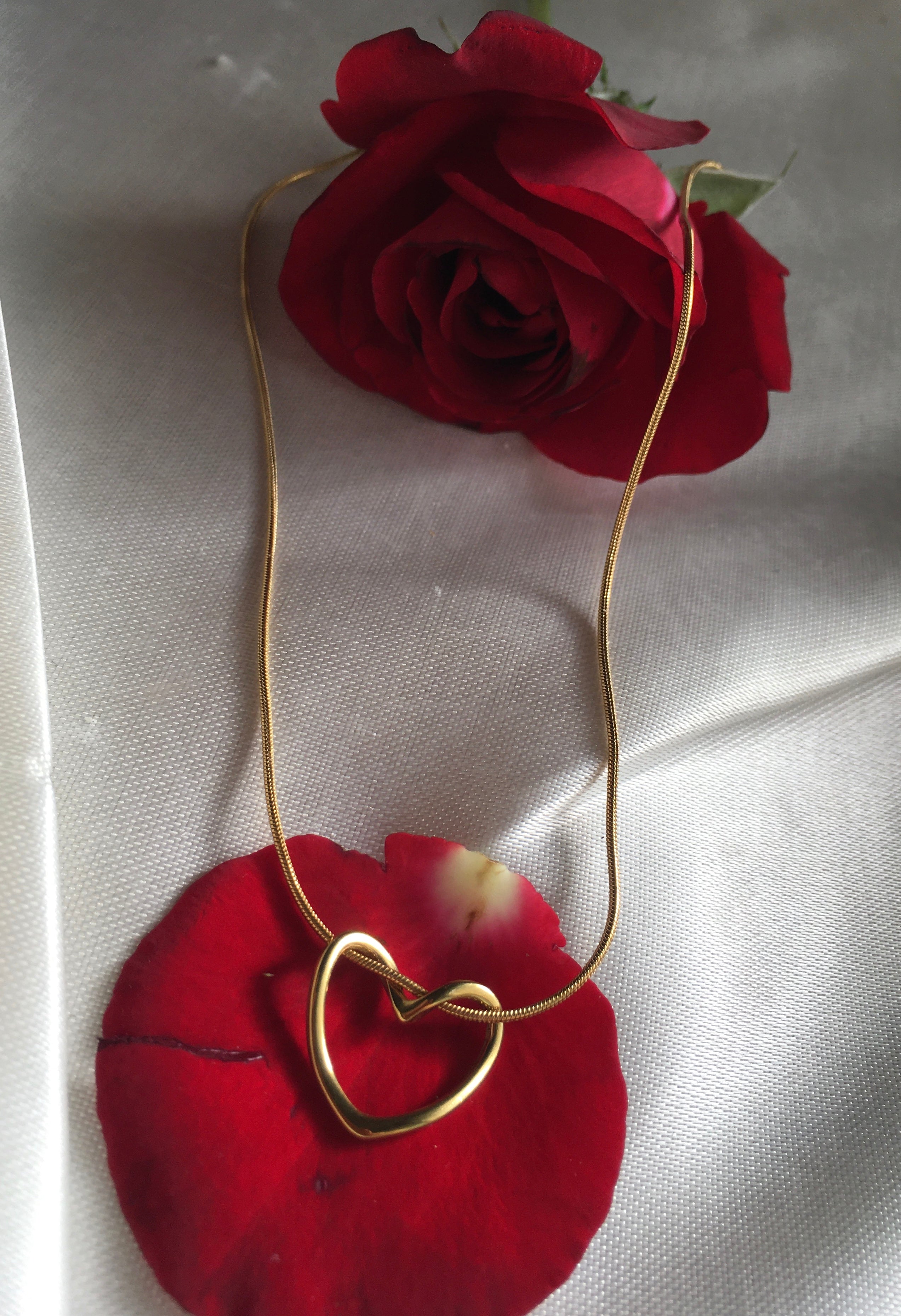 Éclat du Cœur – Parure dorée 3-en-1 (Bracelet, Collier & Boucles d’oreilles)