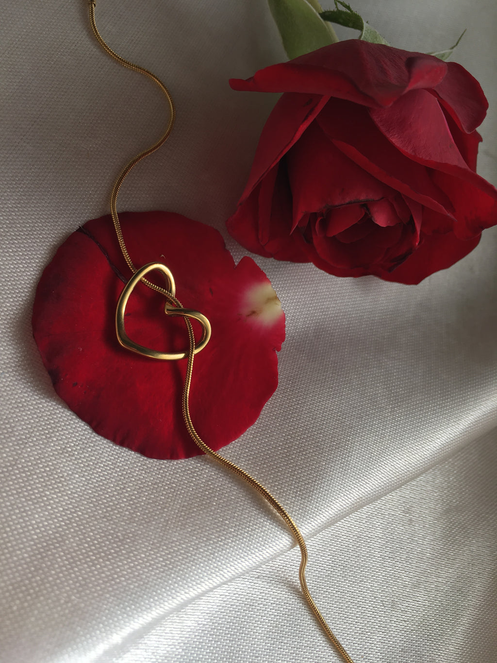 Éclat du Cœur – Parure dorée 3-en-1 (Bracelet, Collier & Boucles d’oreilles)