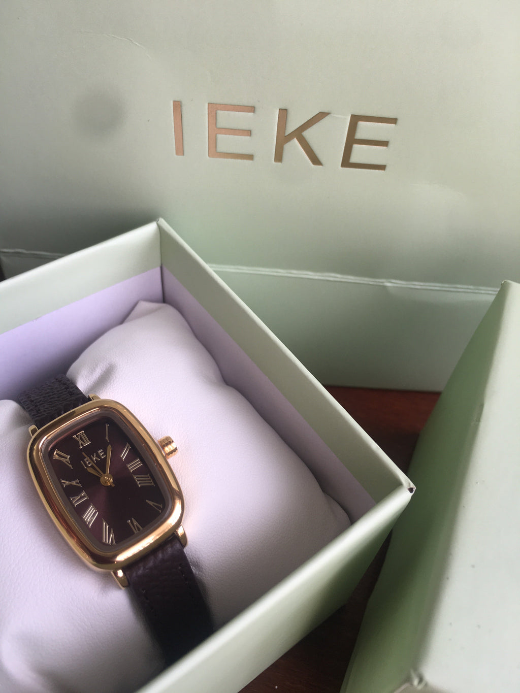 Montre IEKE Aurélia marron chocolat - rendu porté au poignet
