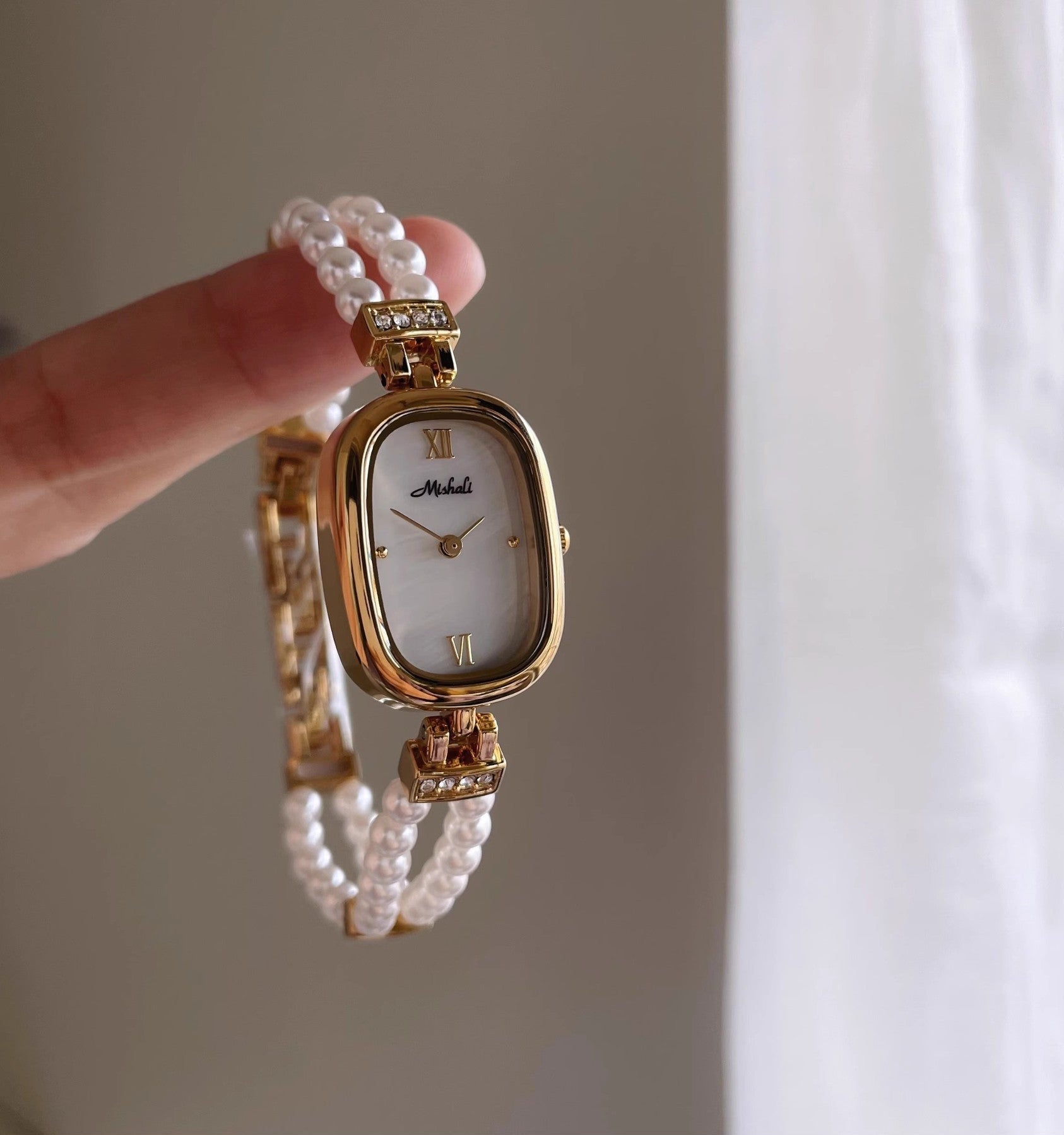 Montre Mishali Perla blanc dore bracelet perle cadran nacre