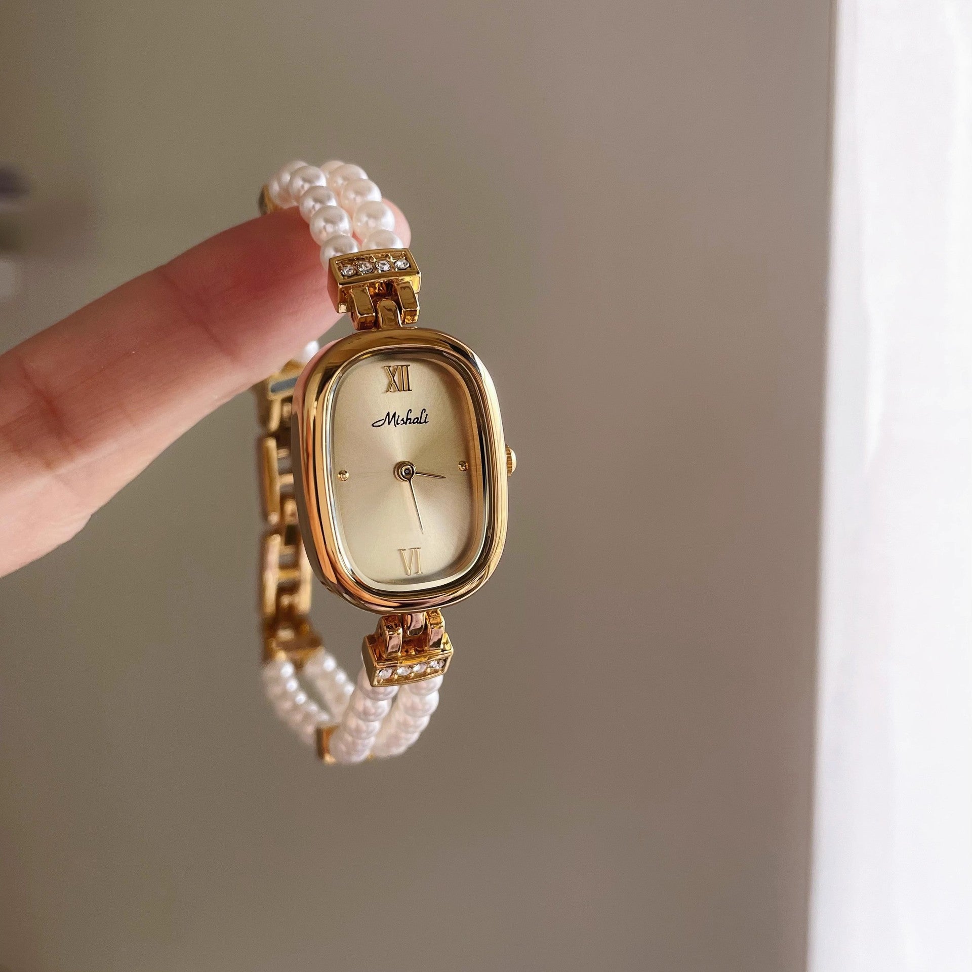 Montre Mishali Perla dore bracelet perle cadran nacre