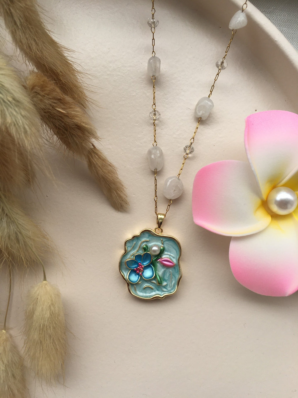 Fleur d’Émail™ Bleu Ciel – Collier Peint à la Main & Perle Nacrée