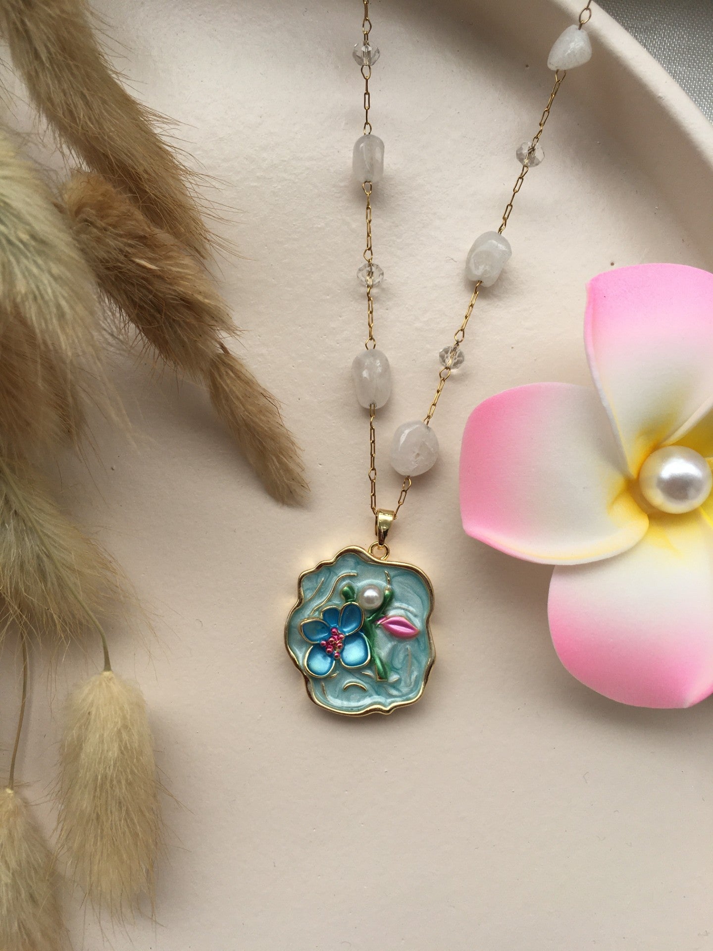 Fleur d’Émail™ Bleu Ciel – Collier Peint à la Main & Perle Nacrée